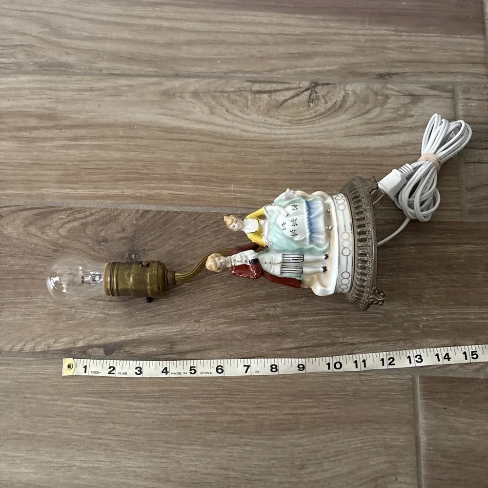 Antique 1930s bedroom table lamp Porcelain colonial figures 12